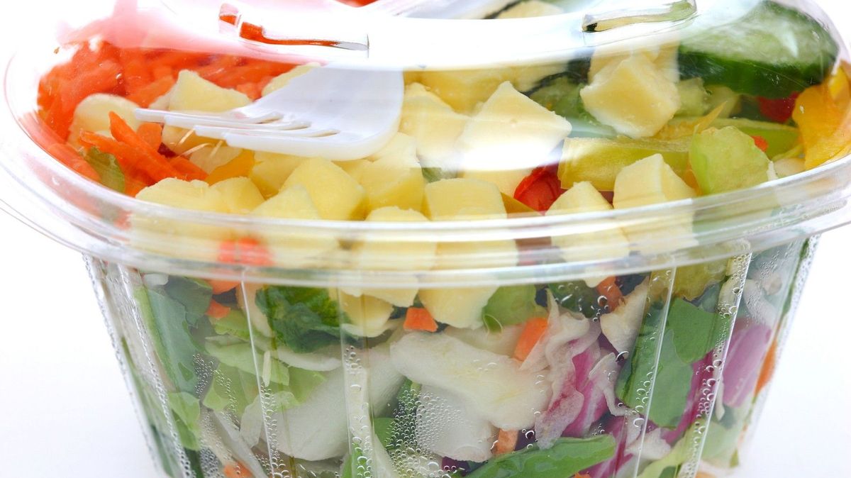 „Připraveno s láskou“. Zákaznice v Ženevě našly v baleném salátu mrtvou myš